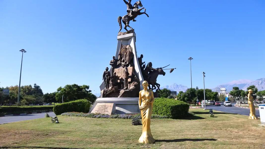 Altın Portakal’ın Sembolü Venüs Heykelleri Şehri Sardı! 3